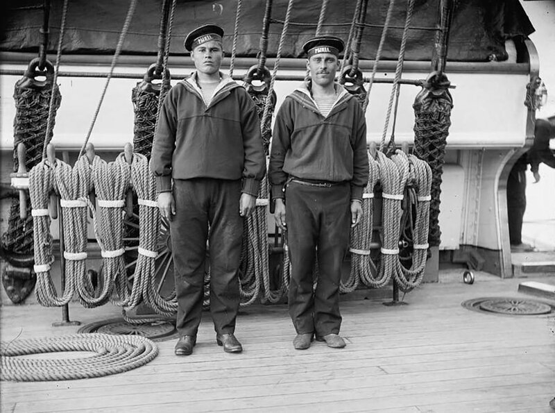 Далёкий 1898 год.  Российские моряки с корабля со звучным названием «Рында» позируют у берегов Калифорнии.