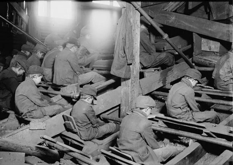 Мальчики сортируют уголь на дробилке, 1911 год, США