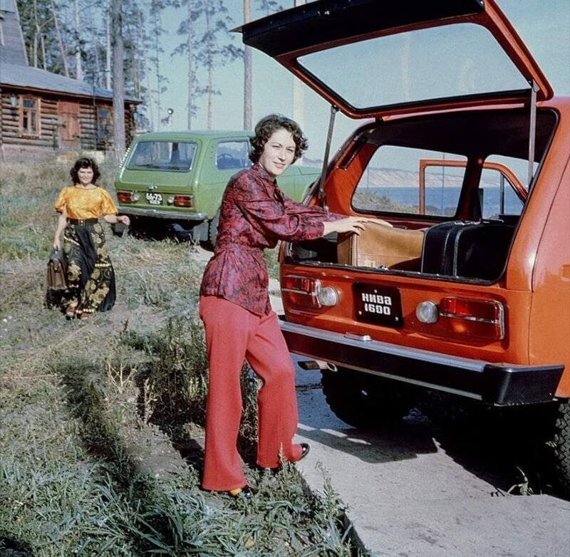 Нива ВАЗ 2121.  Советский внедорожные автомобиль. Фото Юрия Белозерова 1975 год.