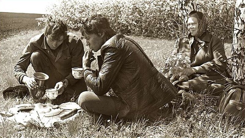 Мать принесла горячий обед механикам во время работы в поле, СССР, 1970-е