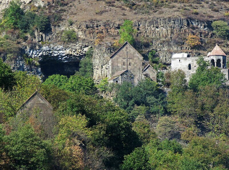 Дебедское ущелье и монастырь Одзун высоко над ним