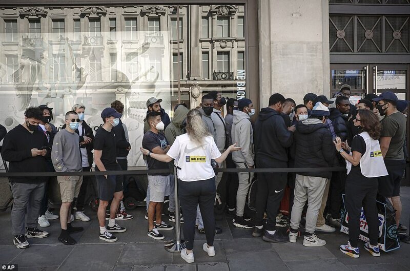 Фоторепортаж: после открытия магазинов британцы выстроились в очереди