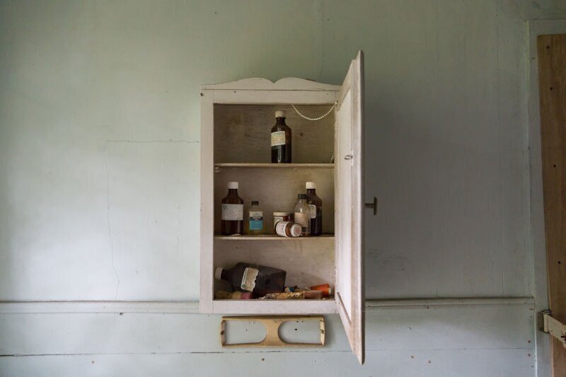 Аптечка в отдельном шкафчике на кухне