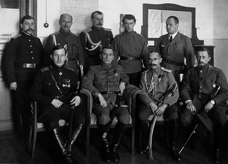 55. Генерал Радола Гайда и адмирал Александр Колчак (слева направо) с офицерами Белой армии