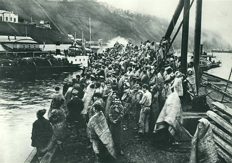 21. Чехословацкая плавучая тюрьма с 400 пленными красноармейцами на Каме близ Сарапула