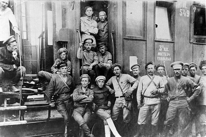26. Красногвардейцы Казанского отряда в эшелонах, отправляющиеся на Оренбургский фронт.