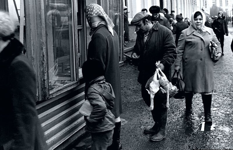 Люди толпятся у газетного киоска в Новокузнецке, 1982 год
