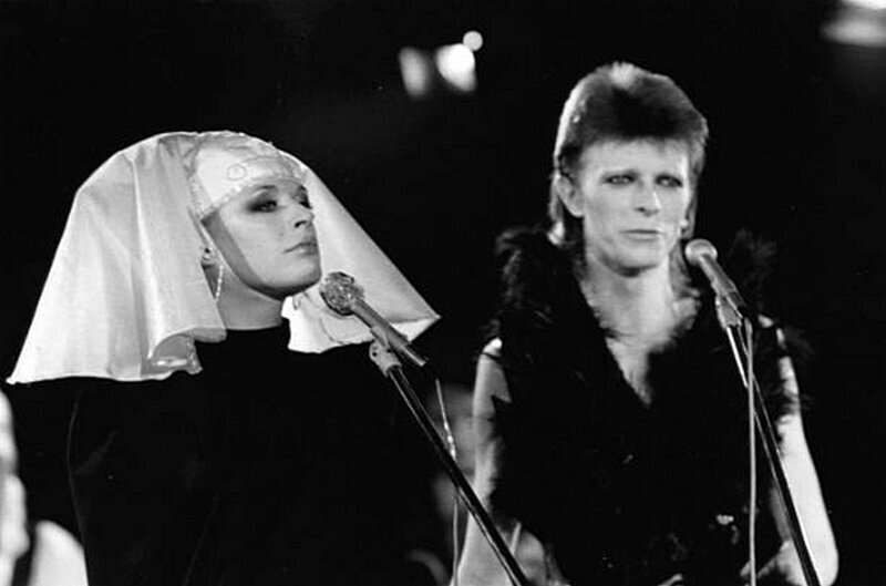 Марианна Фэйтфул на сцене с Дэвидом Боуи во время живой записи «The Floor Show» 1980 года для телешоу NBC «Midnight Special» в Marquee Club в Лондоне