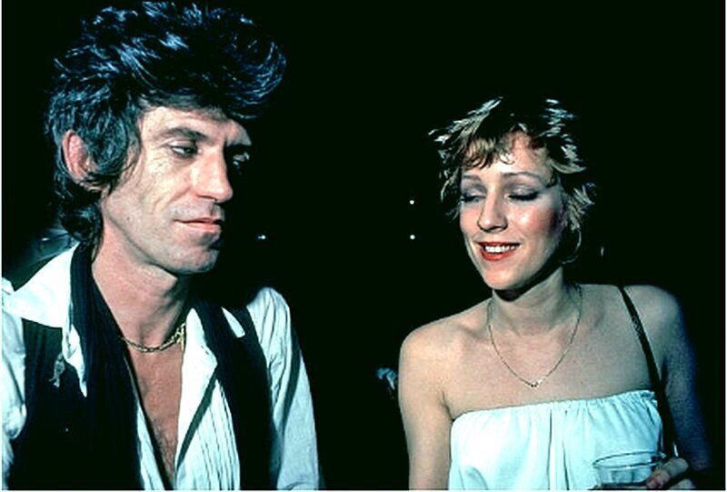 Британский рок-музыкант Кит Ричардс и неизвестная женщина посещают «Вечер выпускного вечера» в Ritz, Нью-Йорк, Нью-Йорк, 5 июня 1980 года.
