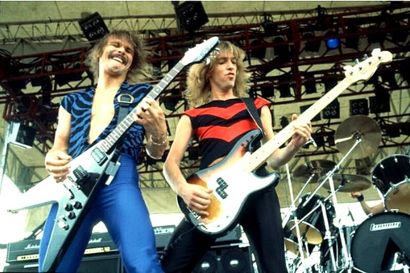 Рудольф Шенкер (слева) на гитаре и Фрэнсис Буххольц на бас-гитаре, оба из группы Scorpions, выступают на сцене на Rockford Speedway, Рокфорд, Иллинойс, 27 июля 1980 года.