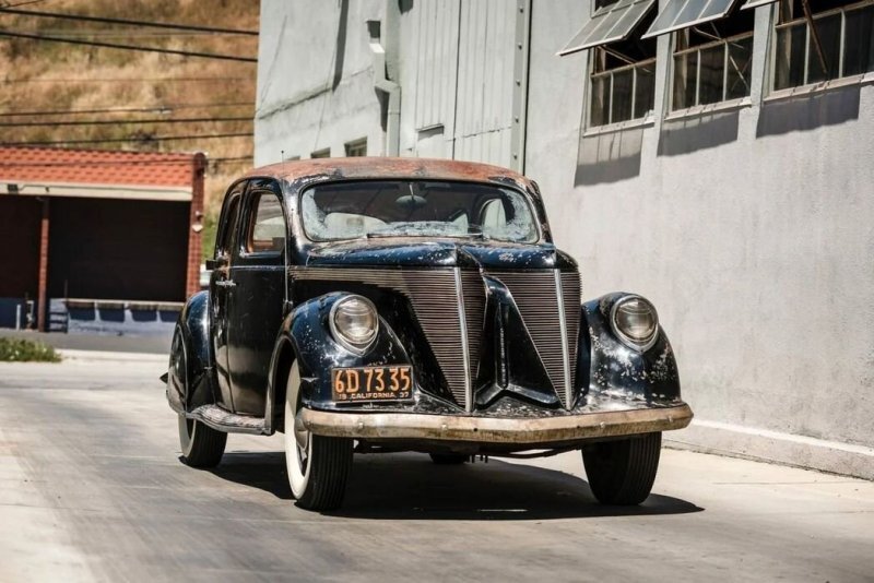 При взгляде на Lincoln Zephyr V12 «Twin Grille» 1936 года хочется обратиться к окулисту