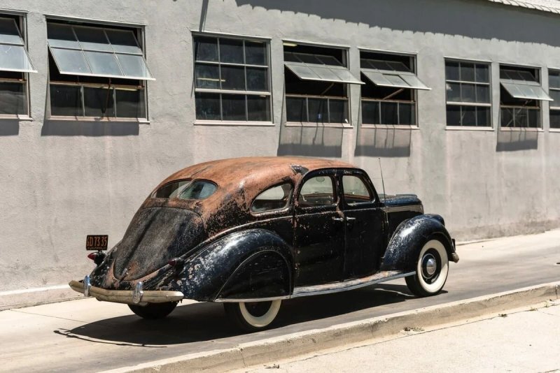При взгляде на Lincoln Zephyr V12 «Twin Grille» 1936 года хочется обратиться к окулисту