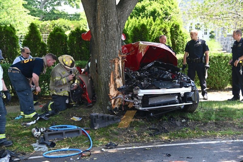 Водитель абсолютно новой Toyota Supra врезался в дерево во время тест-драйва
