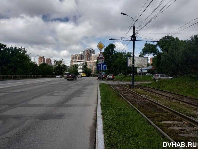  Land Cruiser влетел в столб и перекрыл движение трамваев в Хабаровске