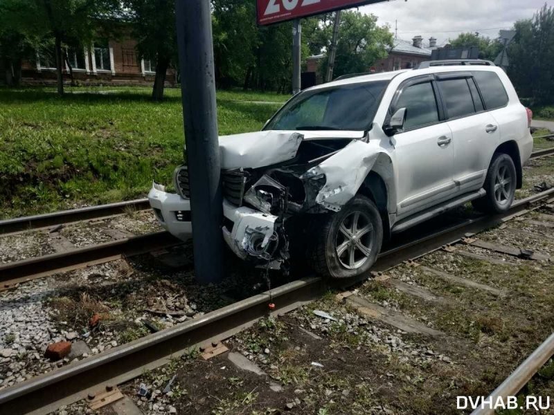  Land Cruiser влетел в столб и перекрыл движение трамваев в Хабаровске