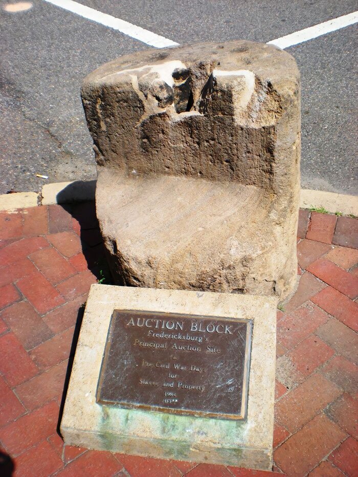 Памятный знак на месте аукциона рабов