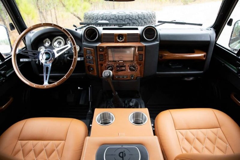 Land Rover Defender с двигателем от Corvette — грубый снаружи, роскошный внутри