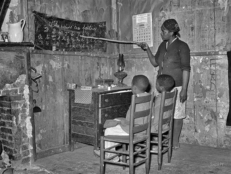Мать обучает детей цифрам и буквам на дому, Трансильвания, штат Луизиана, США, 1939 год.