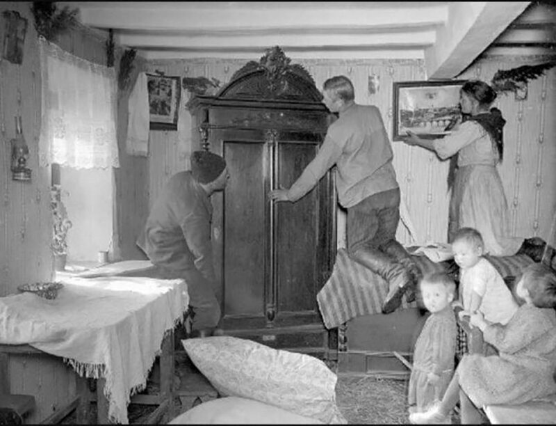 Новоселье: семья бывшего батрака вселяется в дом раскулаченного кулака, 1929 год