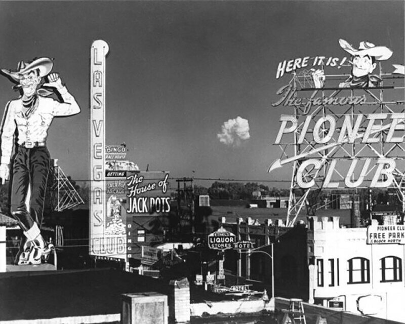 Вид на испытания ядерной бомбы из Лас-Вегаса, 1950-е