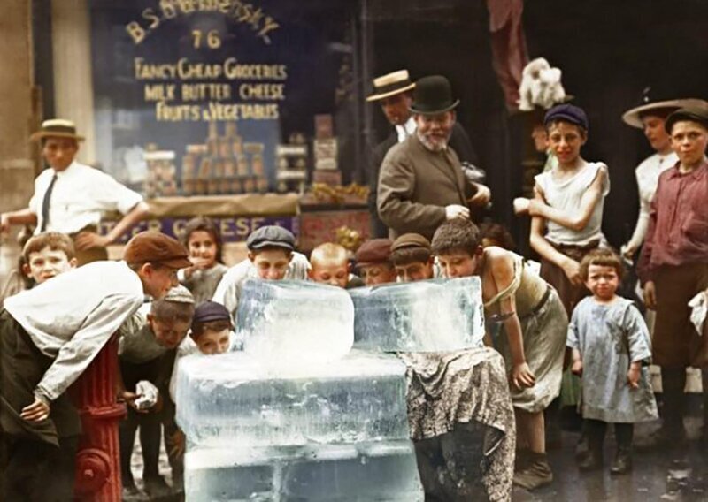 Дети спасаются от жары, облизывая глыбы льда. Нью-Йорк, 1912 год