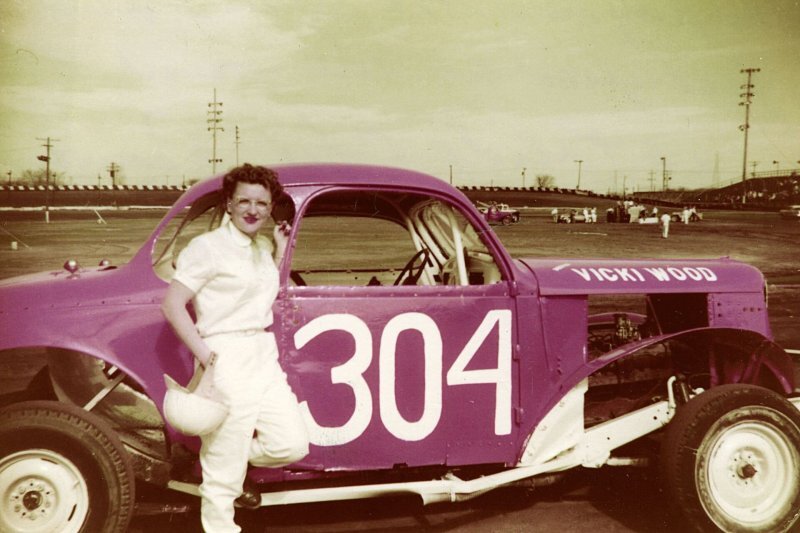 Вики Вуд —  первая в мире автогонщица, которая бросила вызов мужчинам