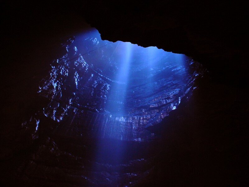 Английская пещера с водопадом