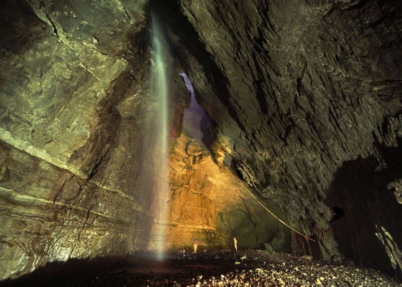 Английская пещера с водопадом