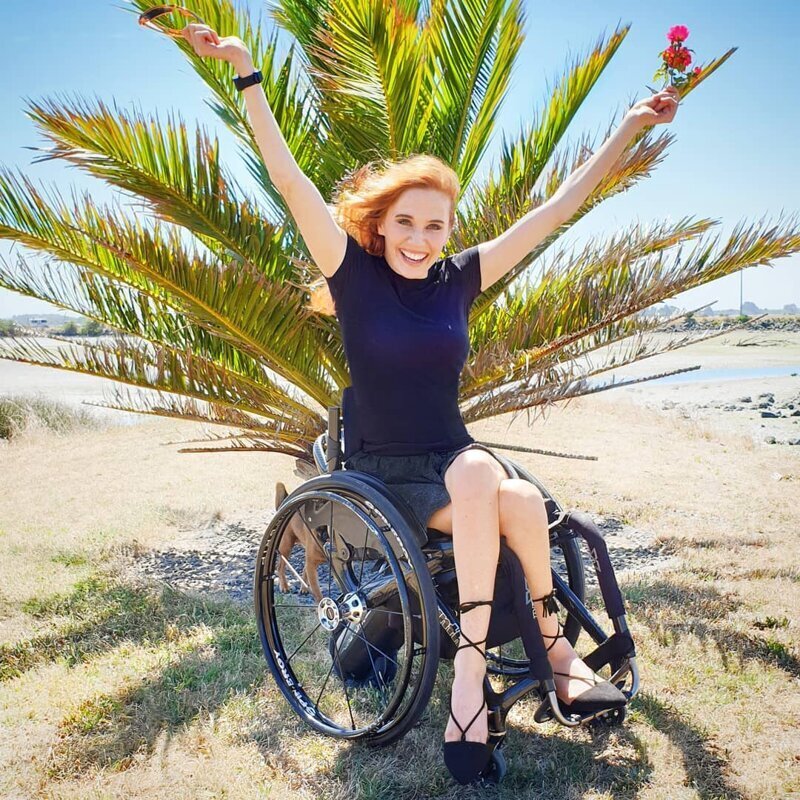 Девушка в инвалидной коляске стала успешной моделью