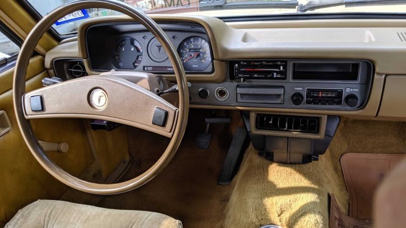 Комбо из 80-х: редкий ретрокемпер на базе пикапа Toyota