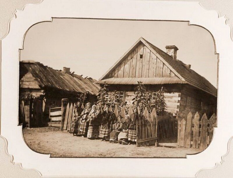 Группа крестьянок д. Беловеж у одного из домов