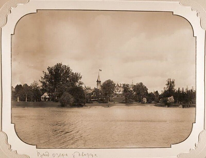 Вид Беловежского дворца со стороны пруда