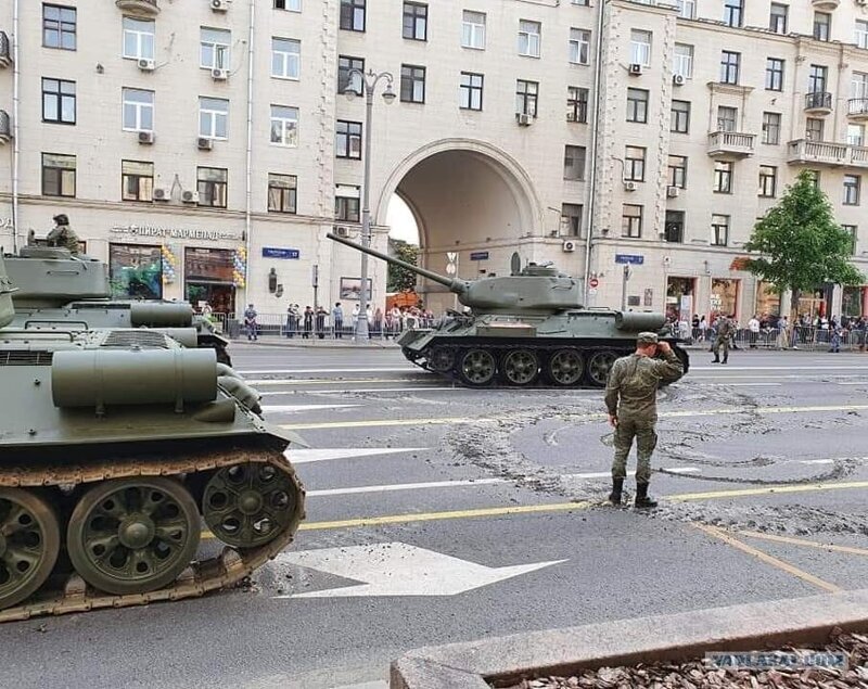 Дрифтующие танки пожевали асфальт на Тверской
