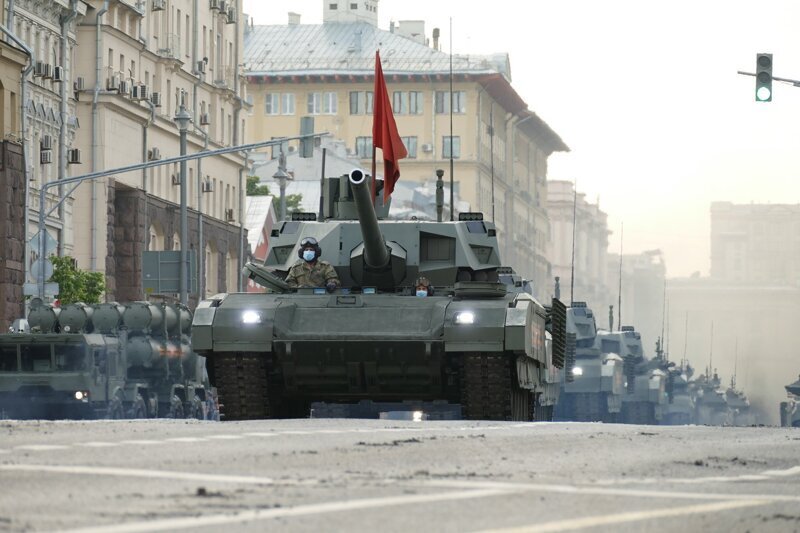 Дрифтующие танки пожевали асфальт на Тверской