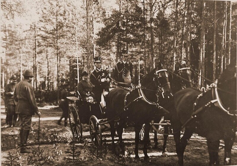 Великий князь Владимир Александрович в экипаже, запряженном четверкой лошадей, перед началом царской охоты