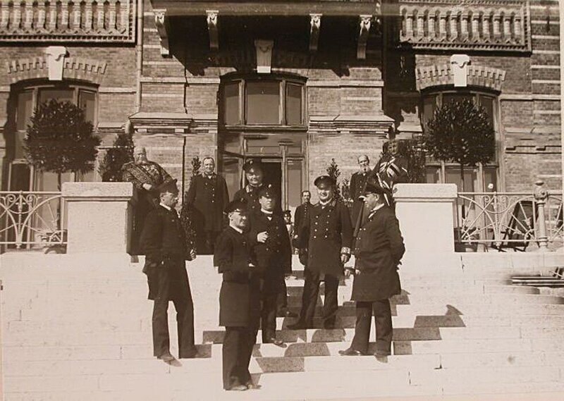 Группа штатных служащих Беловежского дворца у входа во дворец