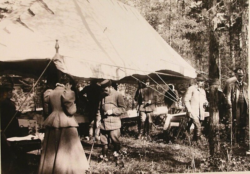 Император Николай II, члены императорской фамилии и свита перед началом царской охоты