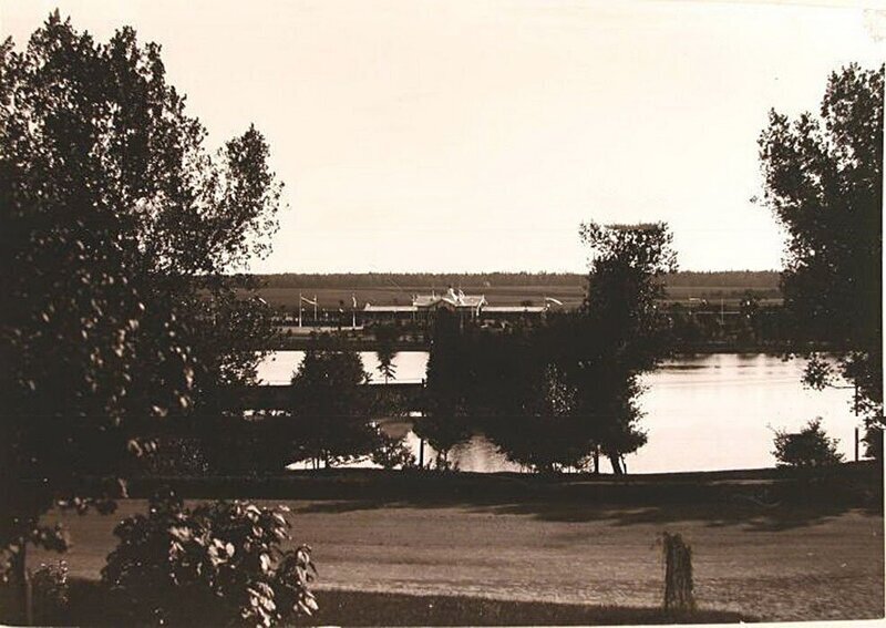 Вид части пруда, устроенного в парке у Беловежского дворца в 1895 г. по проекту Валерия Кроненберга