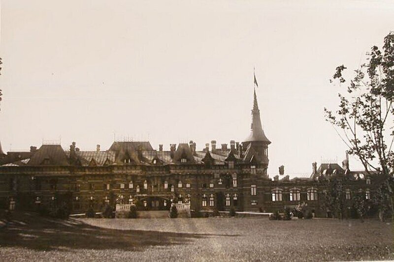 Вид части Беловежского дворца (построен в 1894 г. по проекту графа Николая де Рошфорта)