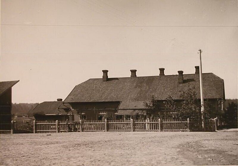 Общий вид одного из жилых деревянных домов, расположенных в селе близ Беловежского дворца