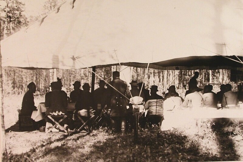 Группа участников царской охоты под специально установленным шатром за завтраком