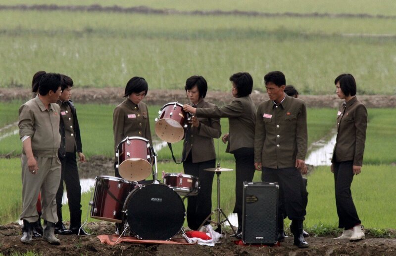 Члены музыкального коллектива проверяют барабан по пути в отдалённые области страны.