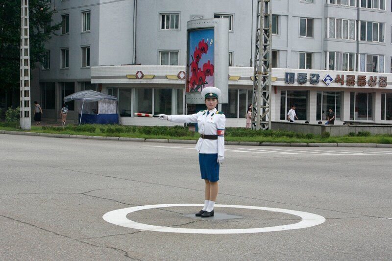 Северокорейский полицейский-регулировщица на перекрёстке в Пхеньяне.