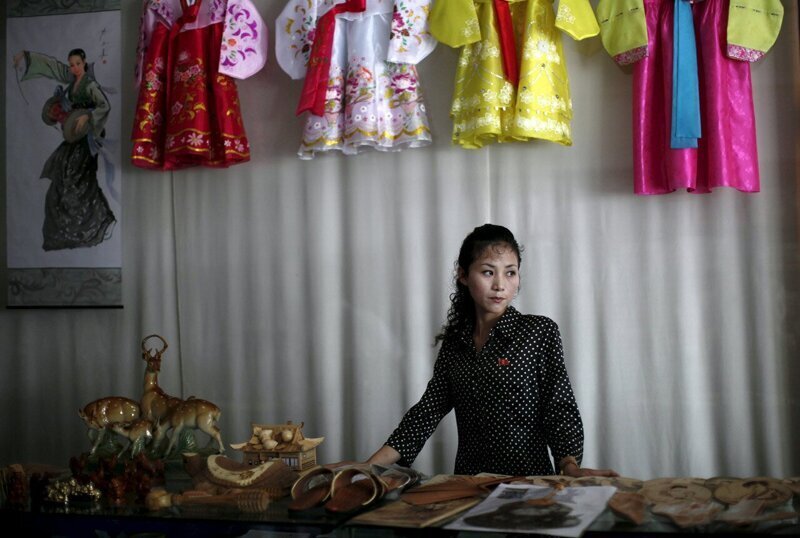 Женщина в сувенирном магазине в центре города Расон.