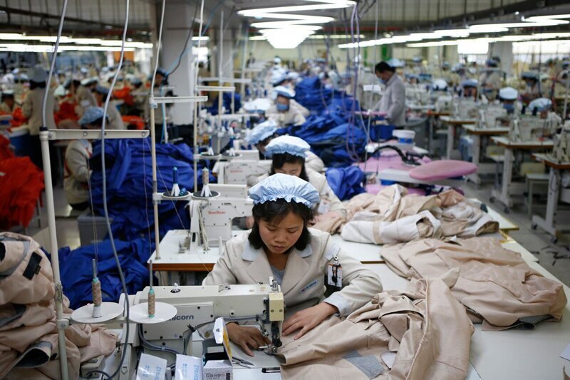Сотрудницы работают на заводе южнокорейской компании в промышленной зоне Кэсона.