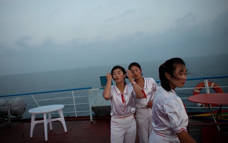Работницы круизного судна Mangyongbyong стоят на палубе.