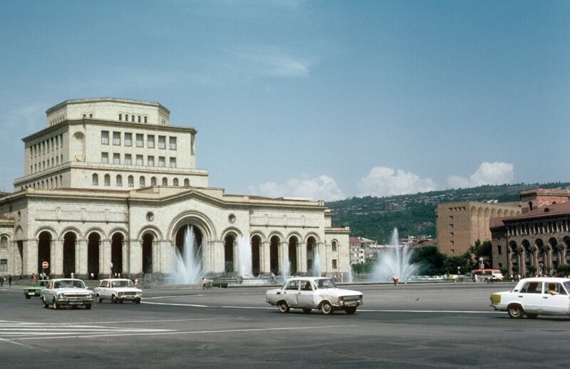 Центральная площадь Еревана. 6-13-1985