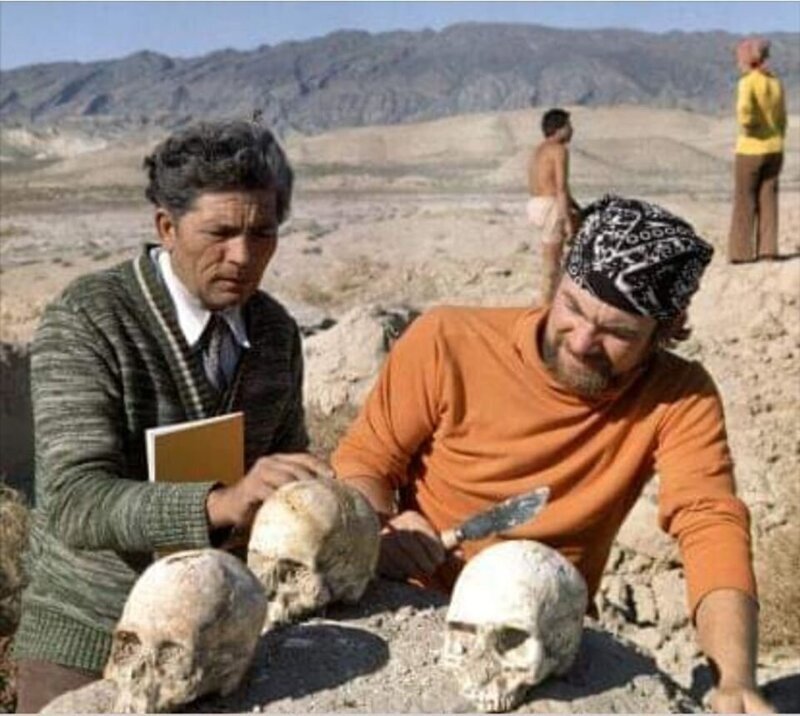 Археолог Геннадий Курочкин (справа) и антрополог Оразмухамед Бабанов (слева) рассматривают черепа людей, найденные при раскопках могильника "Пархай II". Туркменистан 1986