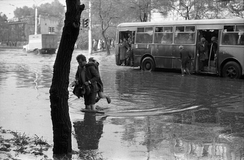 Затопленные после дождя улицы Новокузнецка, 1984 год