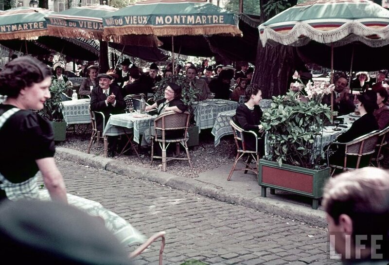 В этих уютных кафе парижане так и просидят всю оккупацию